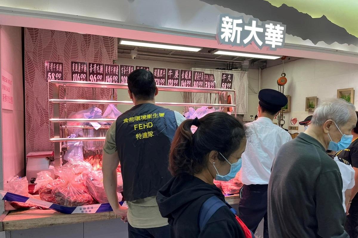 食環署今日派員到沙角市場肉檔「新大華」執法。(網民Vincent Chong@FB群組「沙角人 沙角事」)