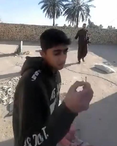 父親所發的子彈準確射爆了那支煙。(Twitter)