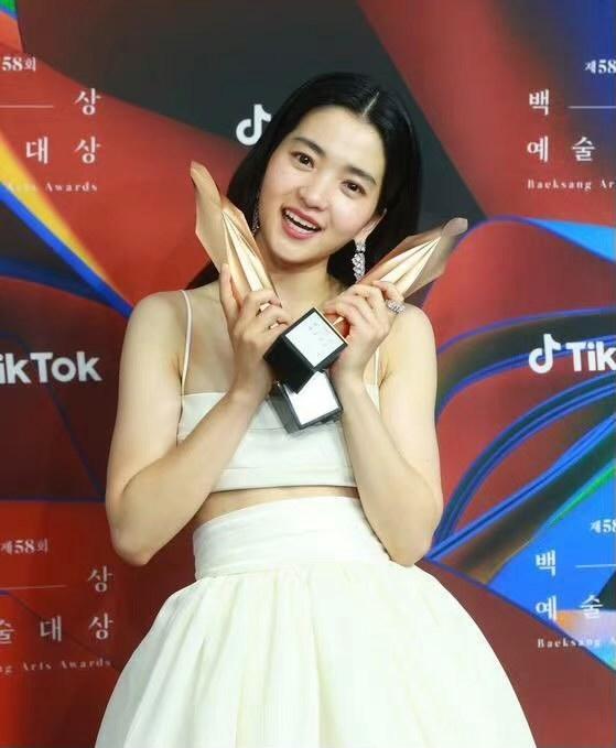 《二十五,二十一》的金泰梨好事成雙,獲頒人氣獎及擸走視后榮譽。