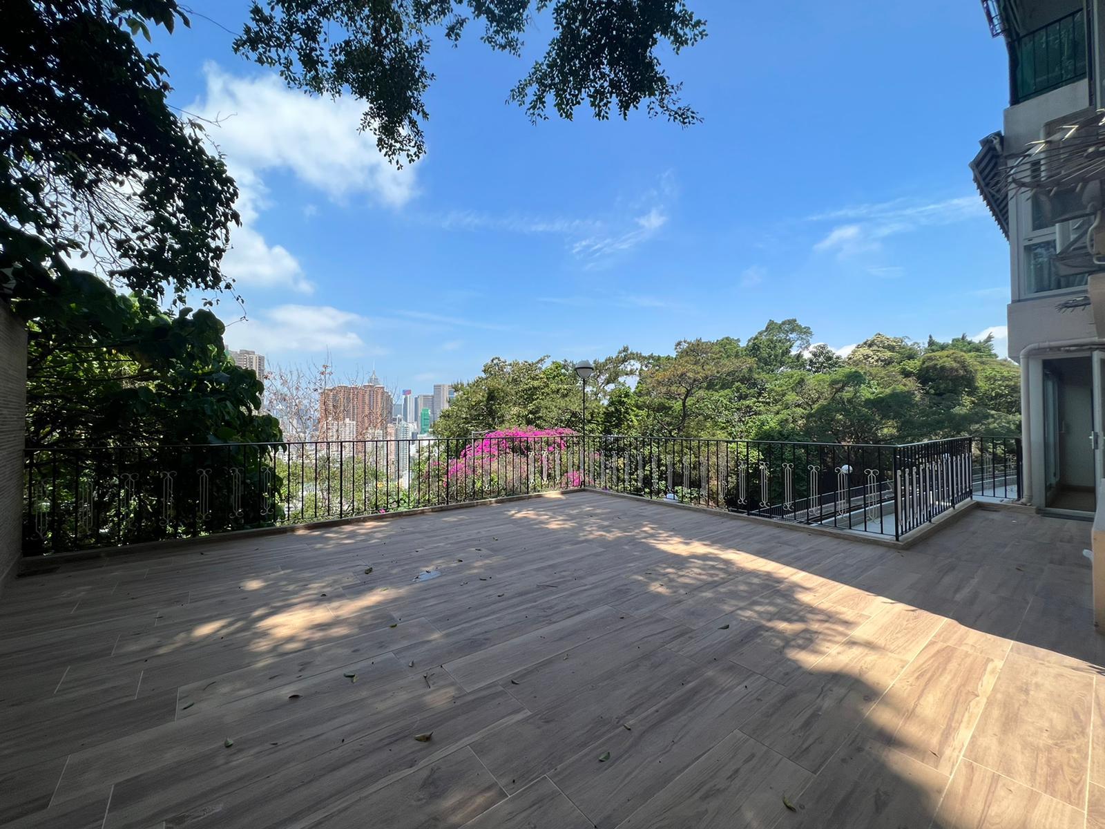 平台四周被翠綠樹木包圍,空氣清新開揚。