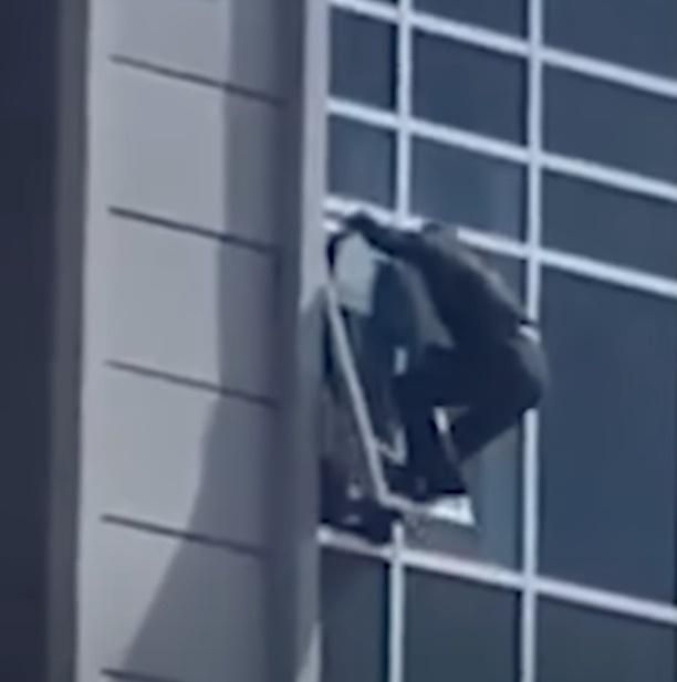 4孩之父攀窗只有朋友扶住雙腿。(Telegram)