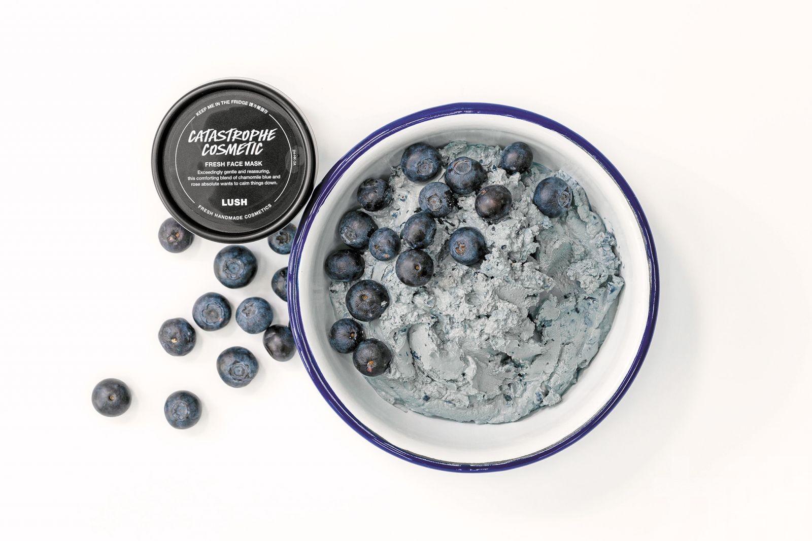 LUSH 藍莓面膜 (面膜部門第6位) 網友評價:敷上臉很涼爽,特別是夏天時我就會購買這個面膜,有舒緩作用,我敷完臉上的泛紅消退了很多,膚色白淨了一兩度。