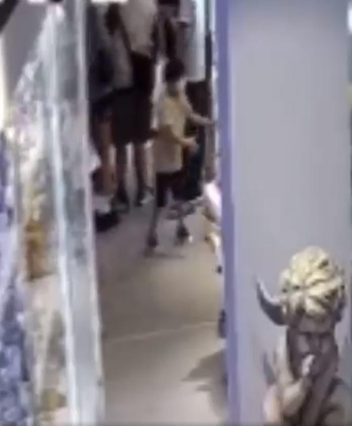 父母教育不當 還是店舖以巨型公仔碰瓷小朋友?3