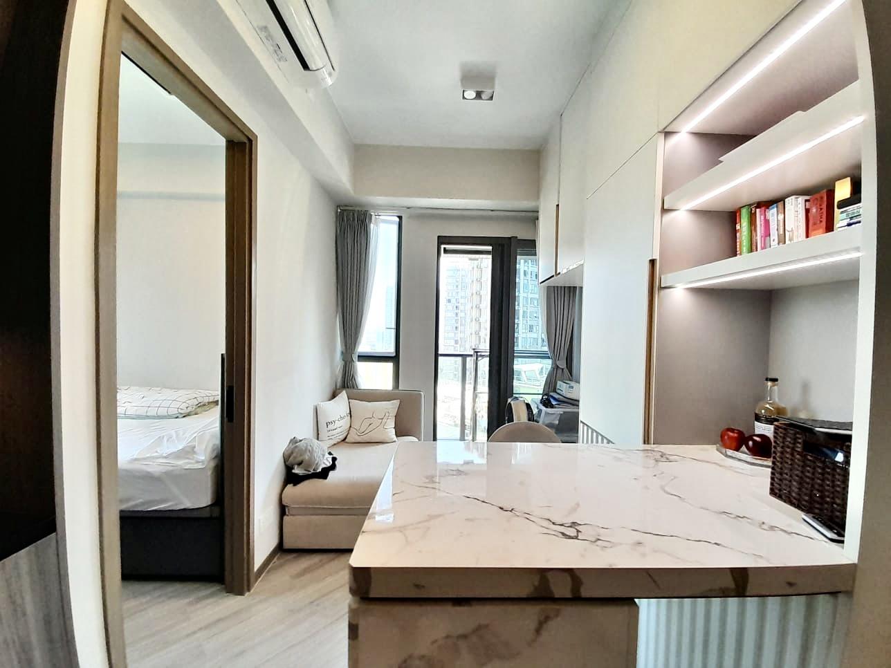 大廳放有特別訂製的置頂儲物櫃連高身餐桌組合,大大增加單位的實用性,美觀又實用。