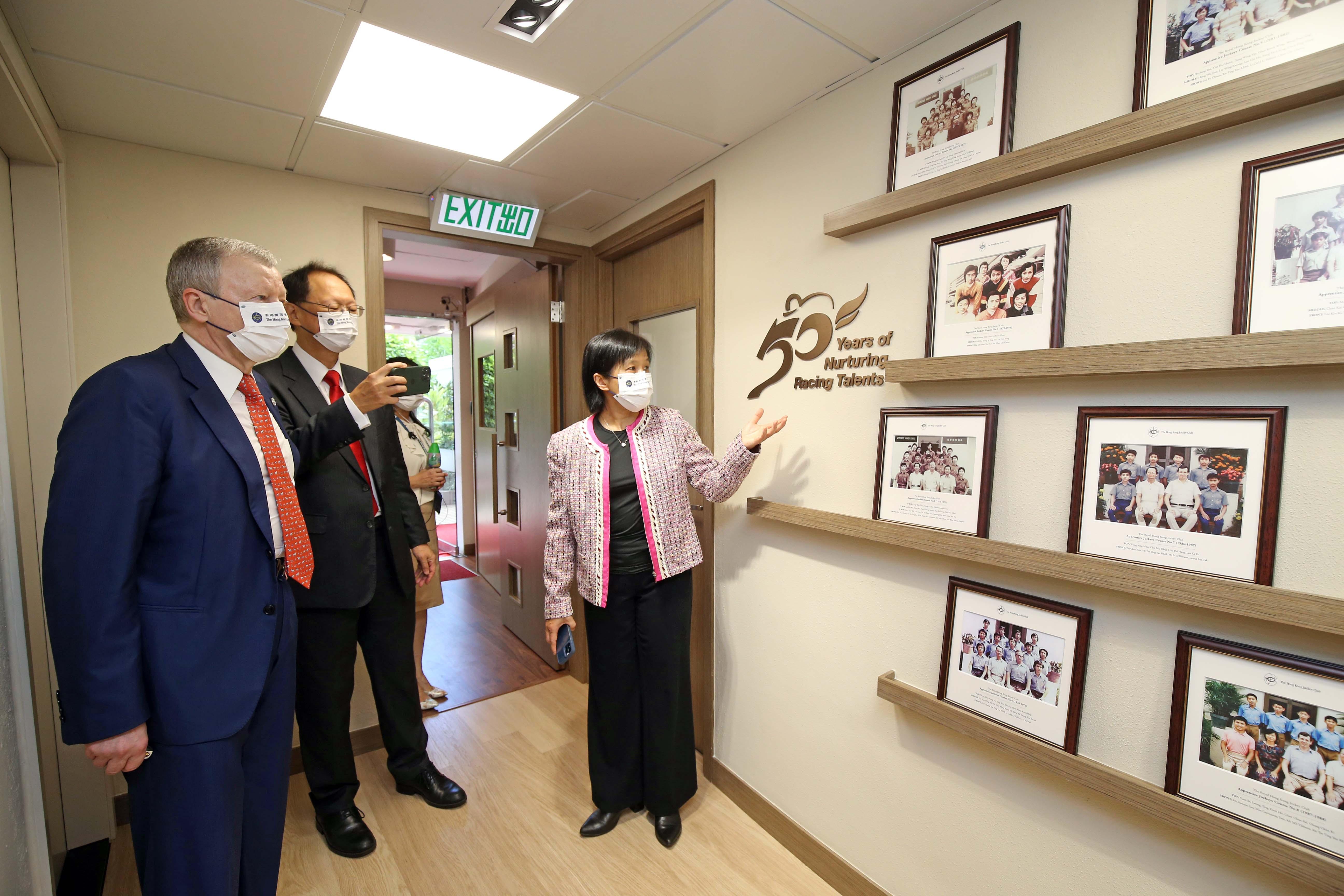 香港賽馬會賽馬人才培訓中心牌匾揭幕