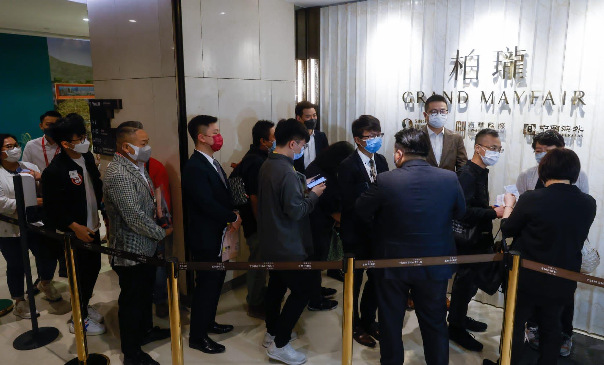 港鐵錦上路站新盤柏瓏 I 今日次輪銷售場面。(蘇文傑攝)