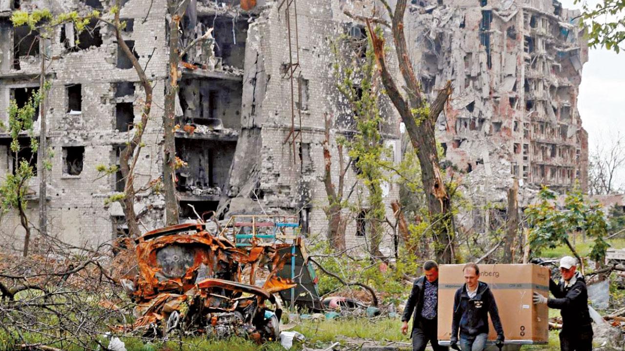 俄烏局勢|屍臭瀰漫馬里烏波爾 倒塌住宅地牢驚現200遺體