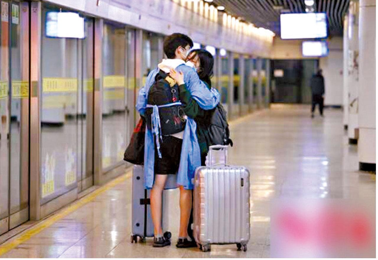 疫情緩和|地鐵巴士局部恢復 上海民眾拖篋離開