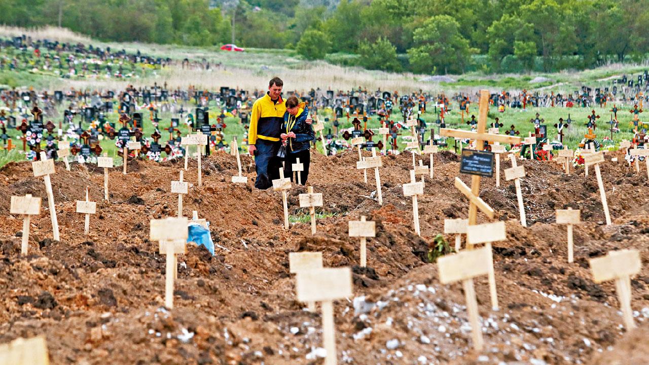 俄烏局勢|屍臭瀰漫馬里烏波爾 倒塌住宅地牢驚現200遺體