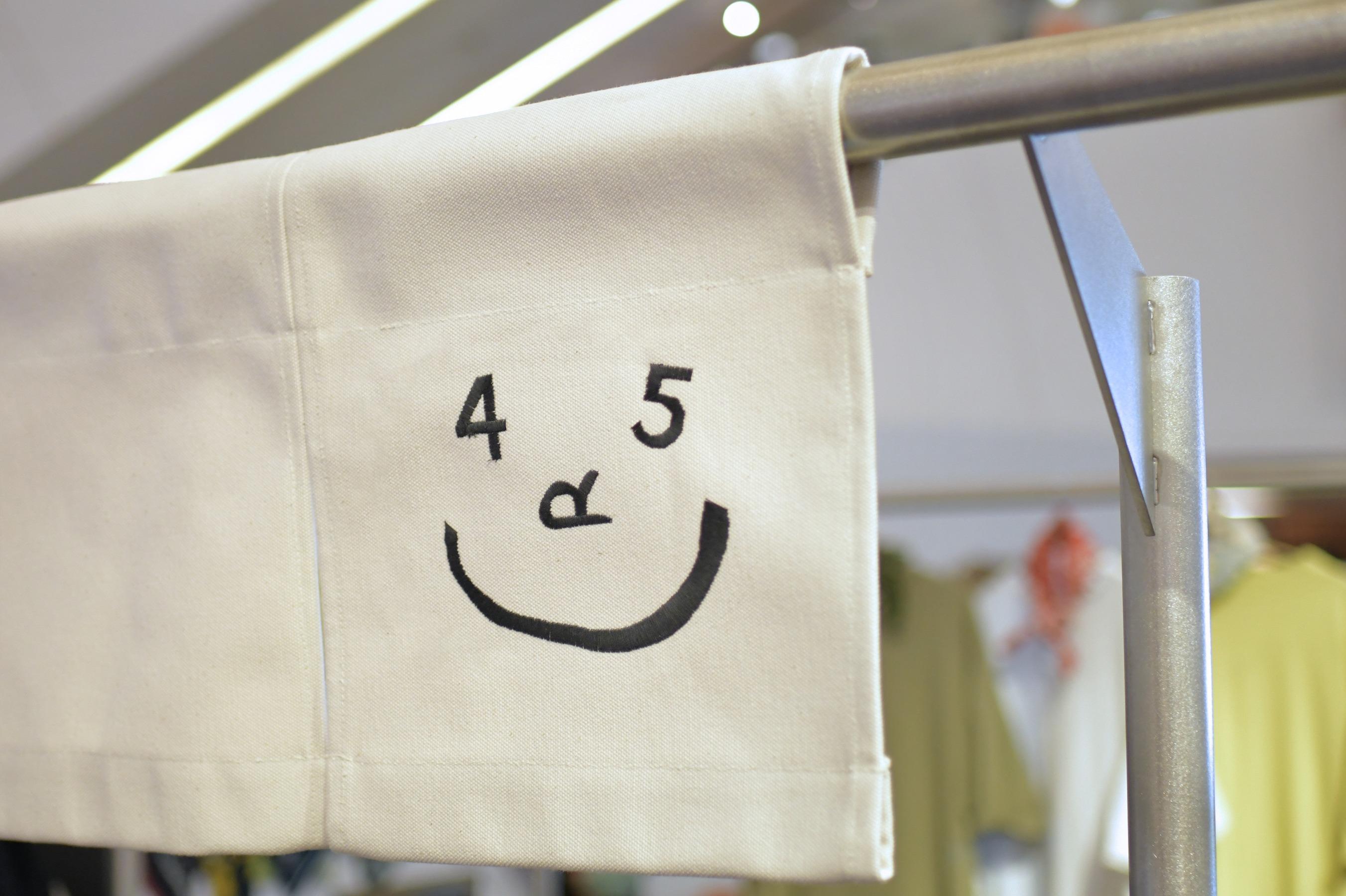 Smile-R Logo以一個簡單的微笑為世界帶來溫暖。