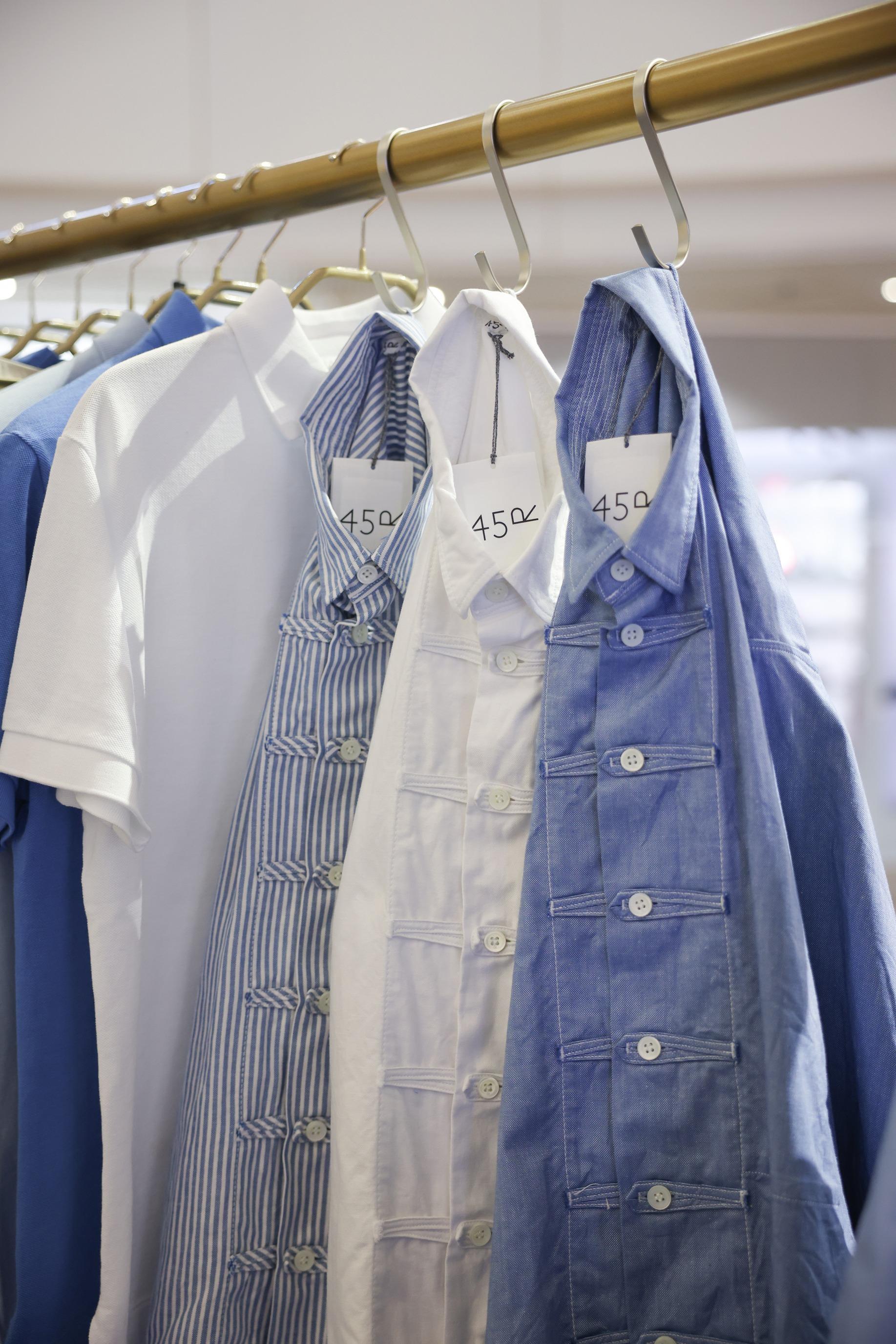 8 KNOT SHIRT看起來像唐裝的繩結鈕扣,實際卻是以遊艇繩索為靈感,版型則是受復古的海軍外套所啟發,貫徹45R喜愛沿用的大海主題。