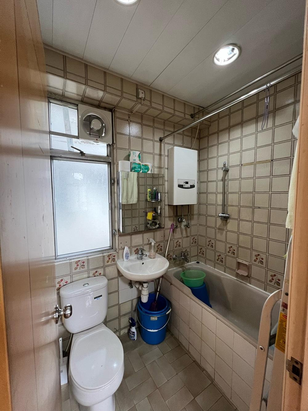 浴室採浴缸設計,並有大窗戶。