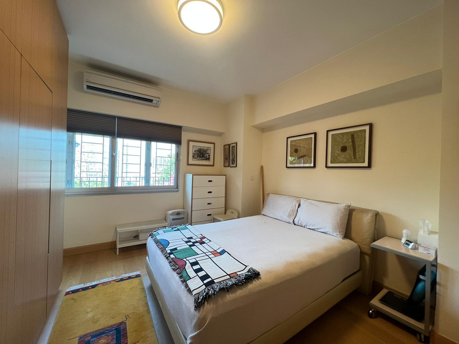 房間大而實用,放上大型置頂衣櫃後,空間仍然充足,還可三邊下床。