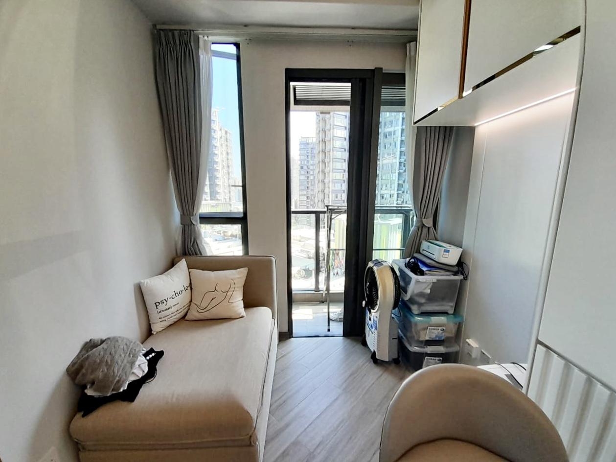 大廳外接小露台,窗外是開揚樓景,故單位採光度高。