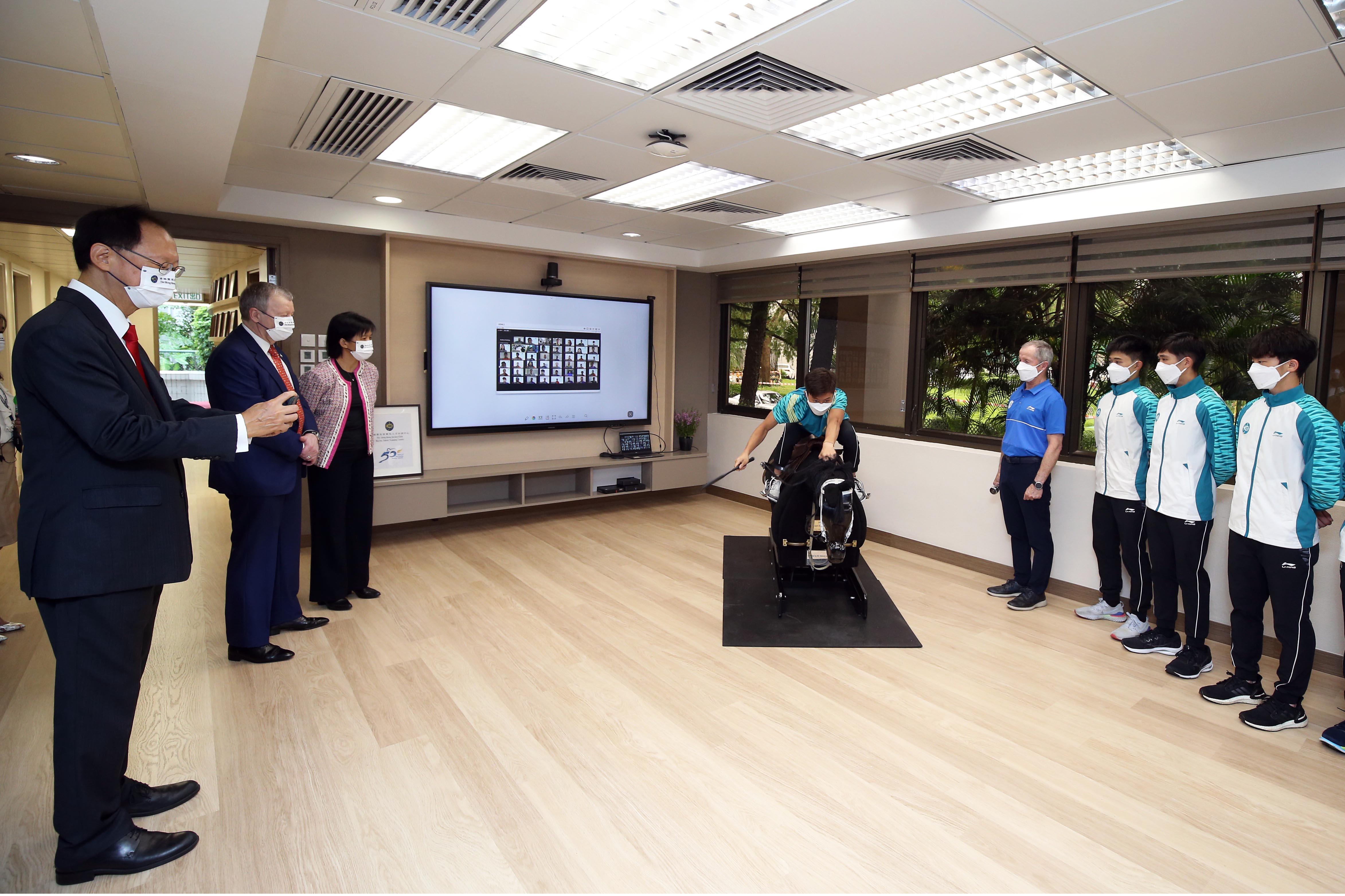 香港賽馬會賽馬人才培訓中心牌匾揭幕