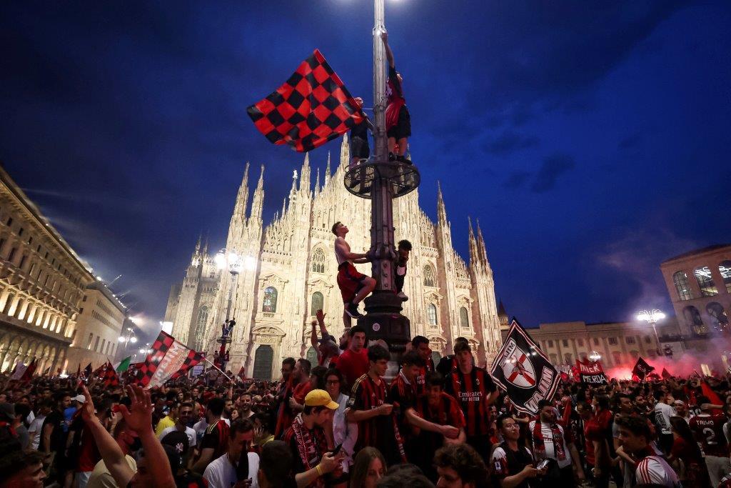 米蘭主教座堂廣場迫滿慶祝的球迷