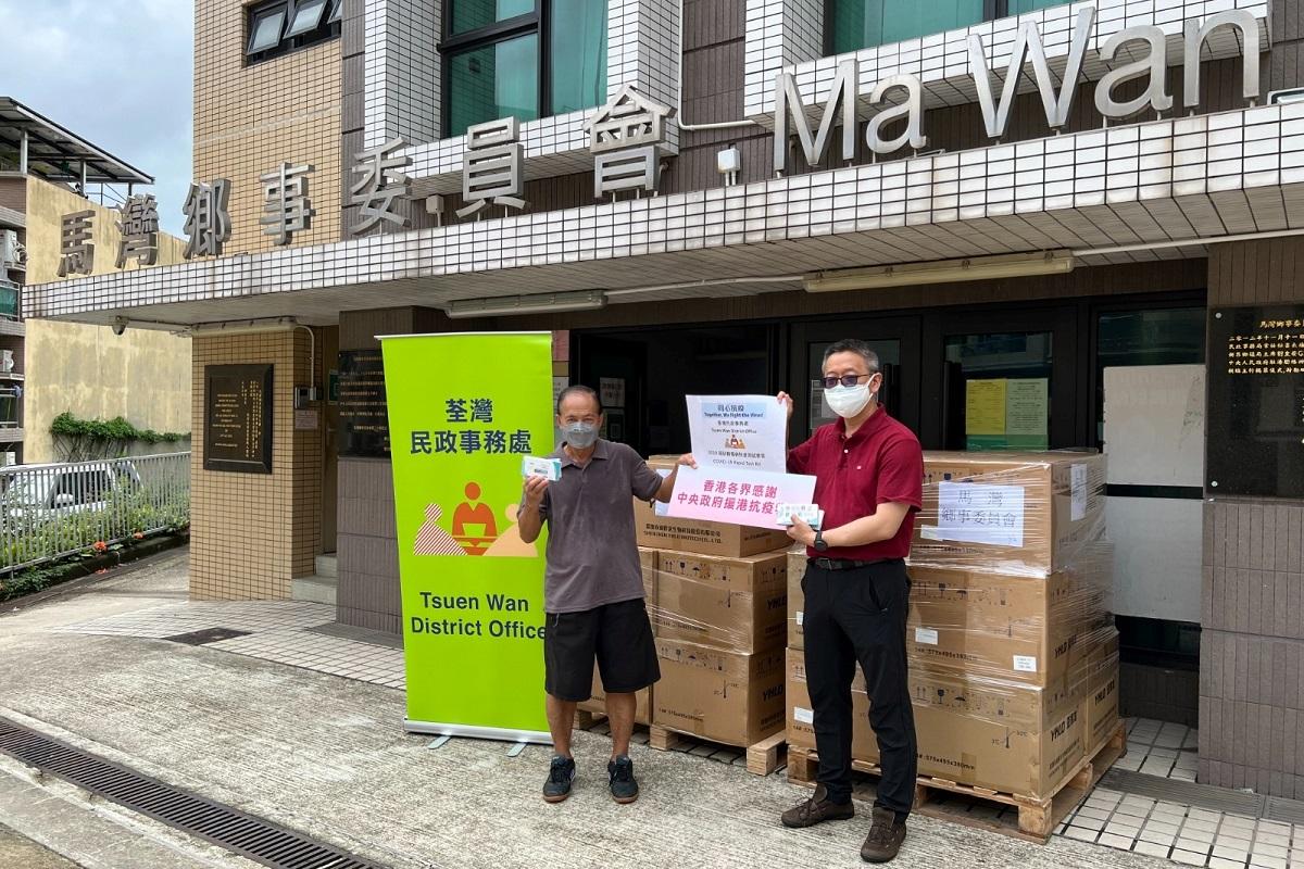 荃灣民政事務處透過鄕事委員會派發快速測試套裝。(政府新聞處)