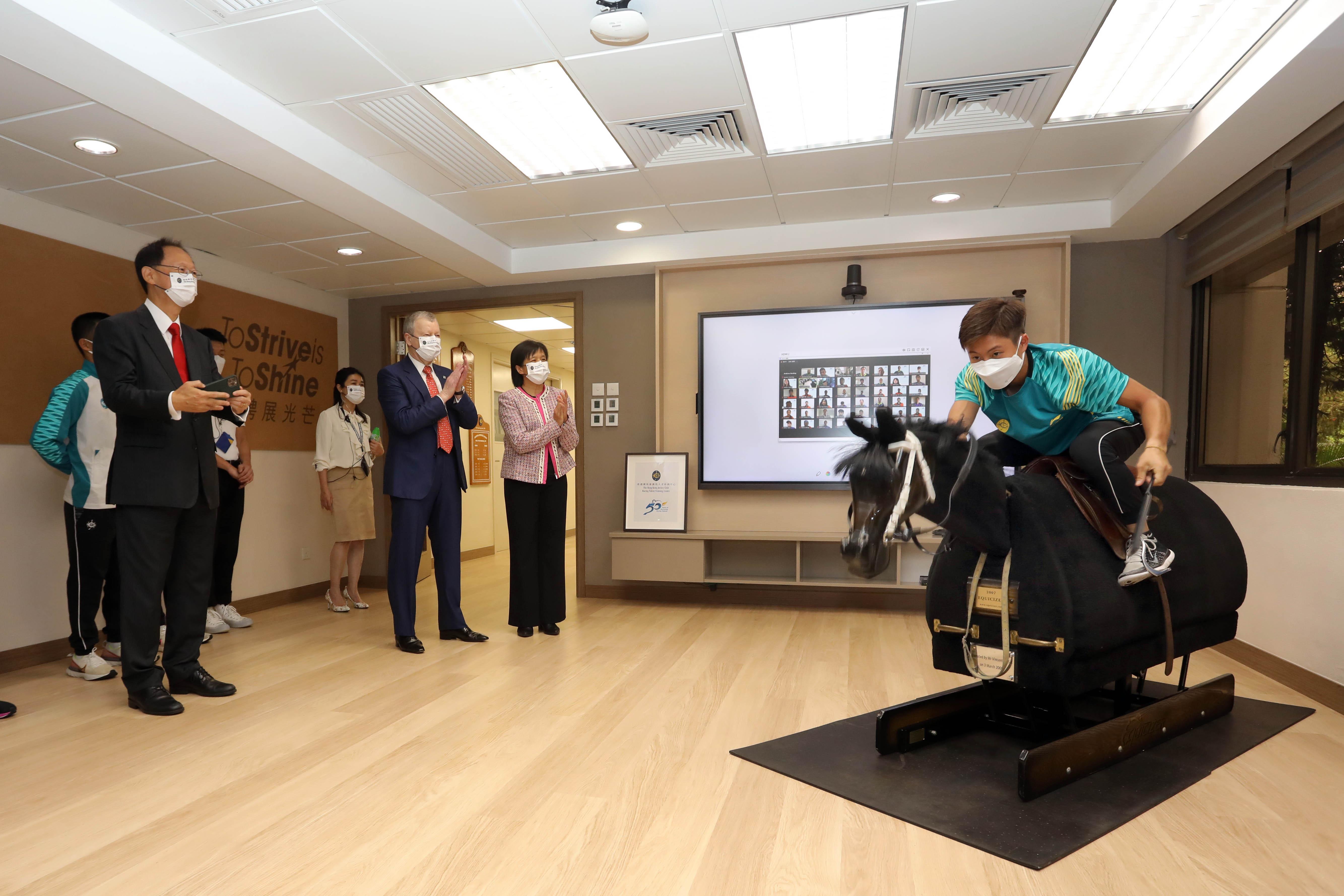 香港賽馬會賽馬人才培訓中心牌匾揭幕