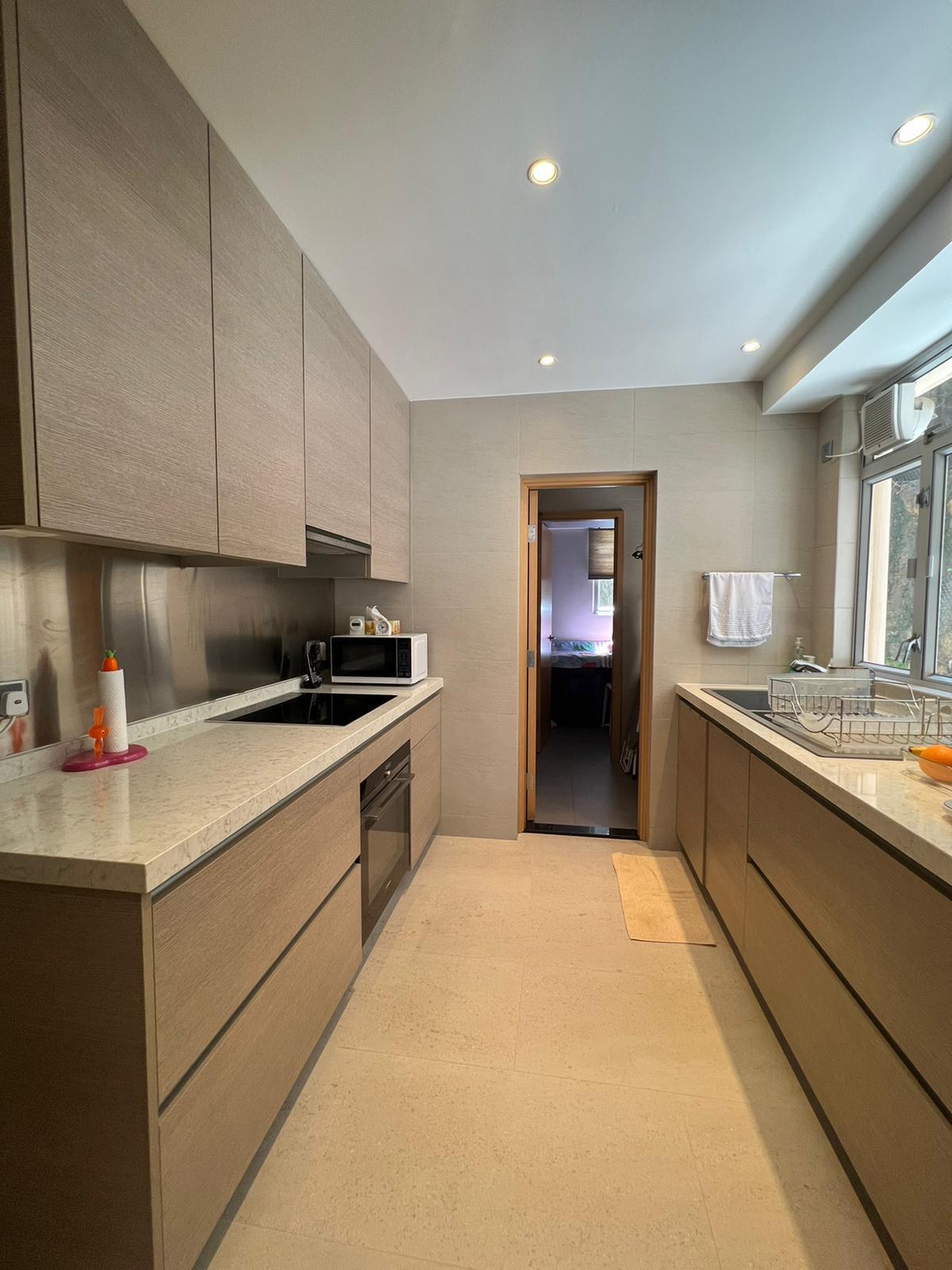 闊大的廚房兩邊都設有流理台,下廚空間非常充裕。