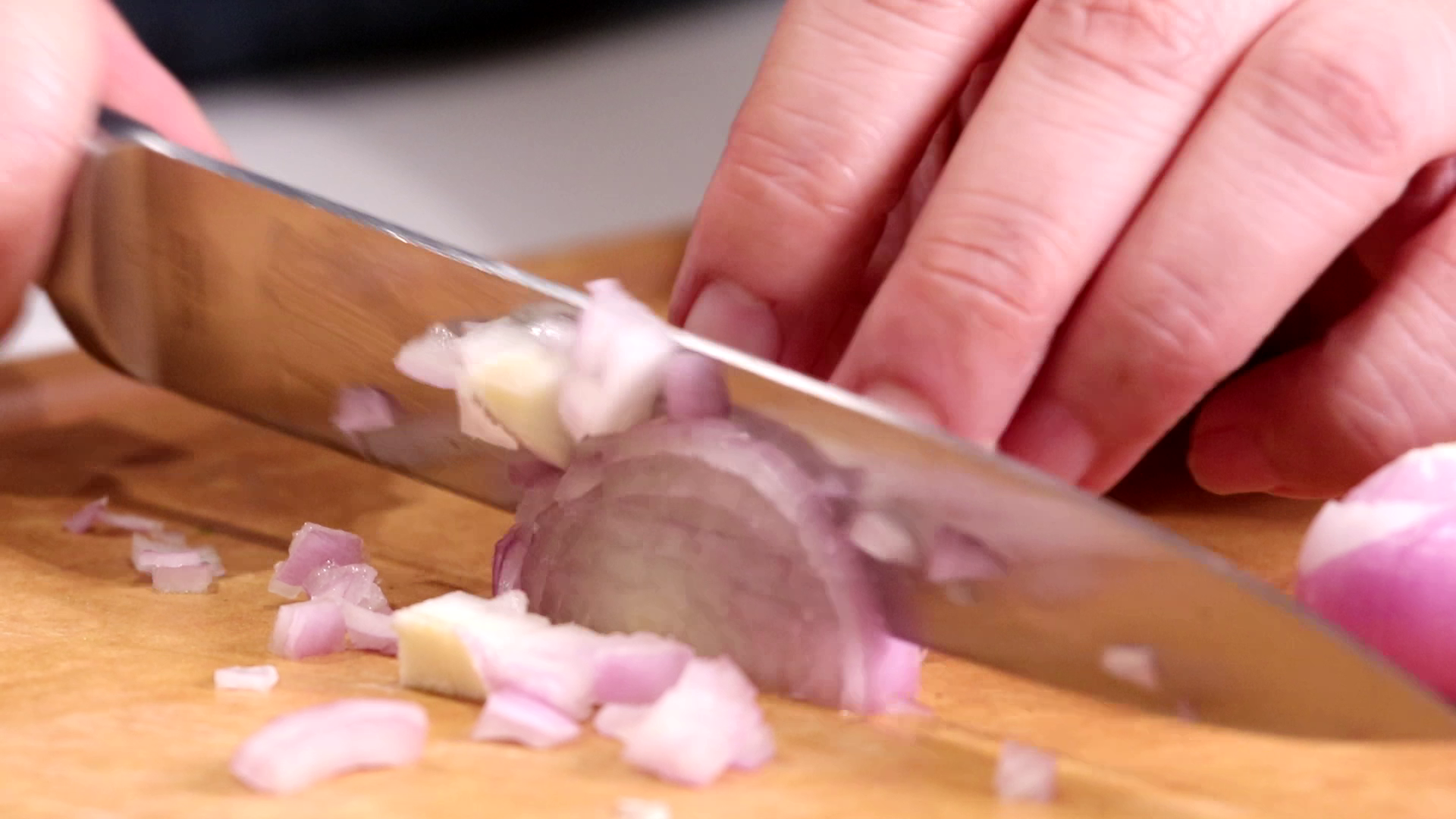 焗爐食譜 │焗西班牙春雞伴辣肉腸忌廉汁,乾蔥切粒