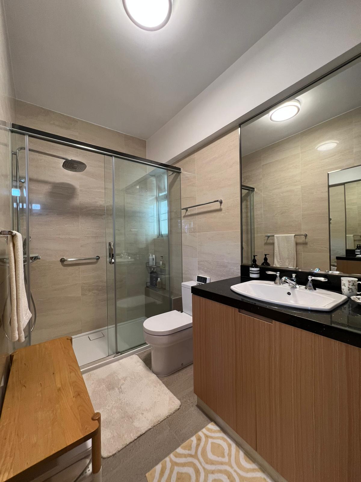 浴室放有長椅,可見空間闊落。