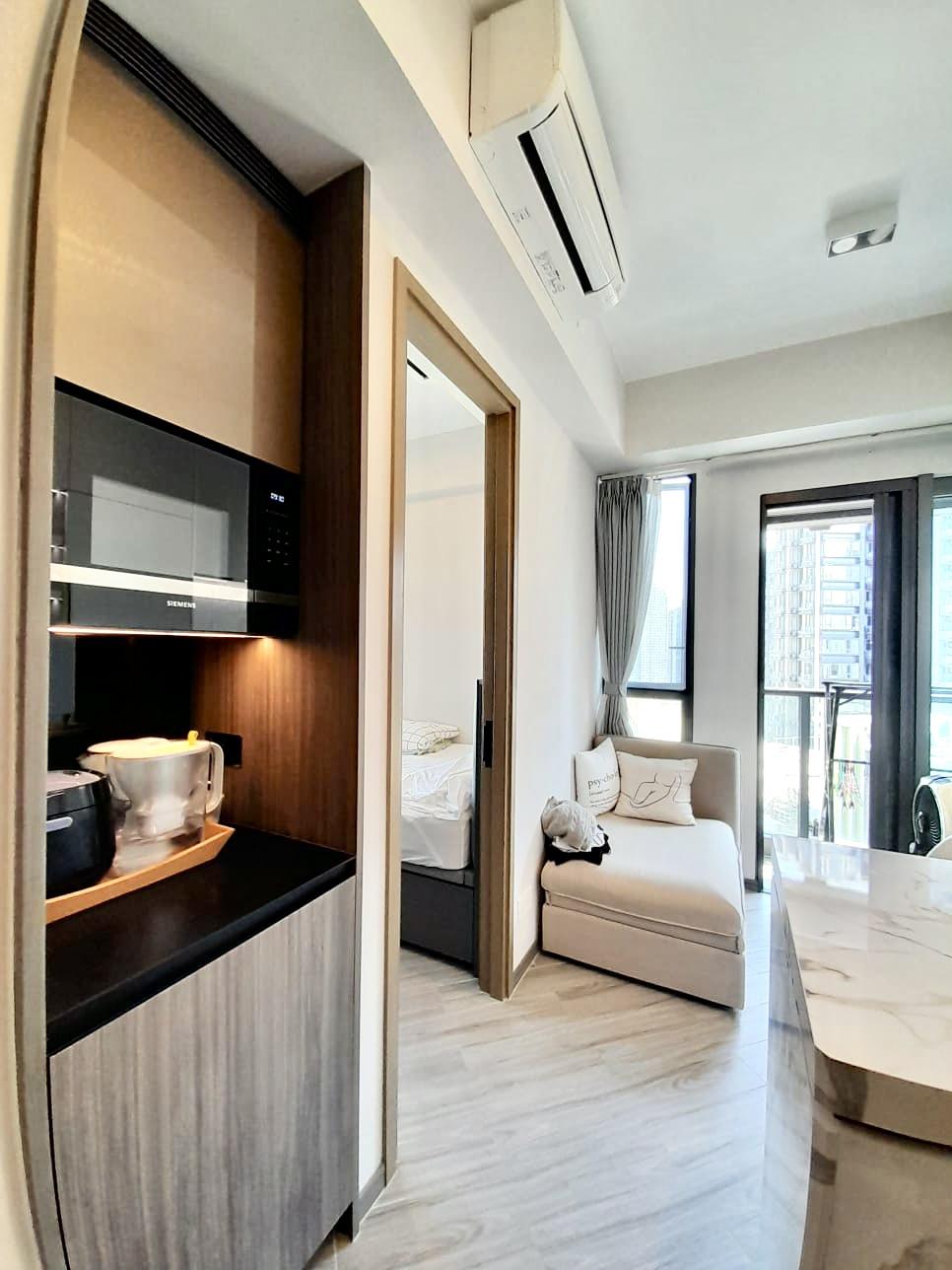 單位有部分是發展商原裝裝修,而業主入伙居住只有一年多,故裝修和傢具仍然很新淨。