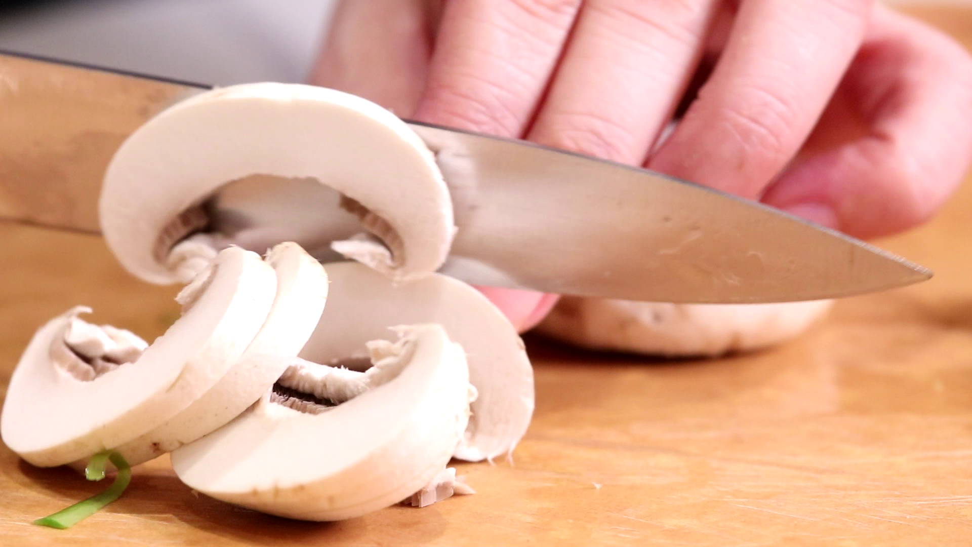 焗爐食譜 │焗西班牙春雞伴辣肉腸忌廉汁,磨菇切片