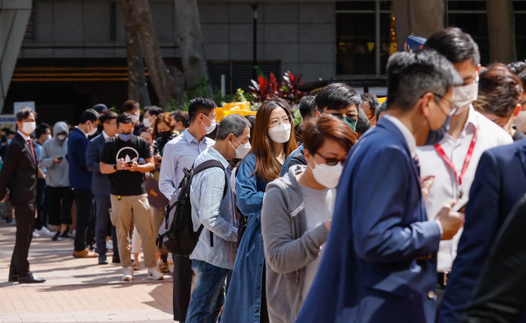 港鐵錦上路站新盤柏瓏 I 今日次輪銷售場面。(蘇文傑攝)