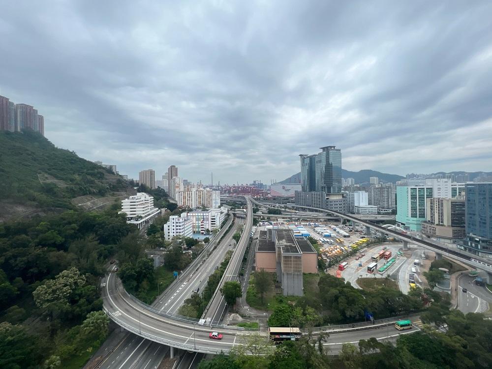 單位望荔景市景和山景,更可眺望葵涌貨櫃碼頭,視野廣闊開揚。