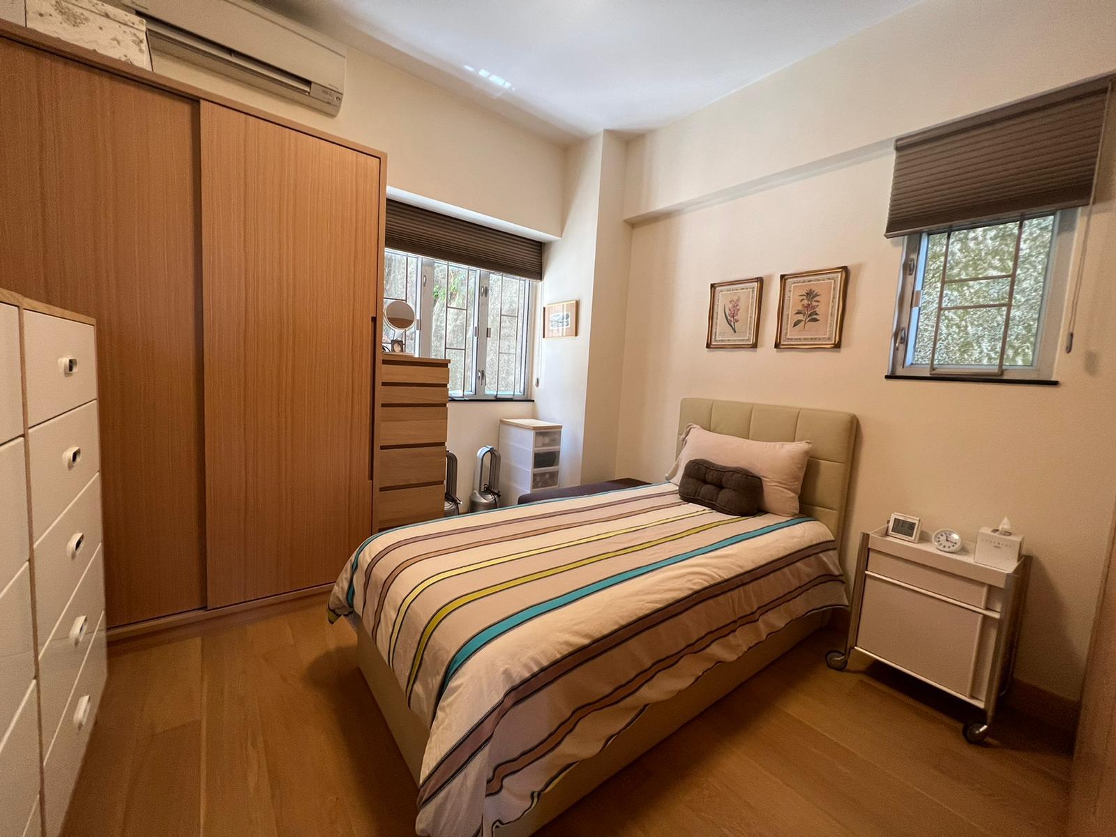 睡房擺放多個衣櫃和儲物櫃後,仍沒有狹窄侷促感。