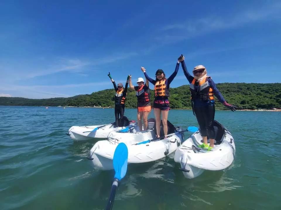 8 人成團,享受划行獨木舟體驗。