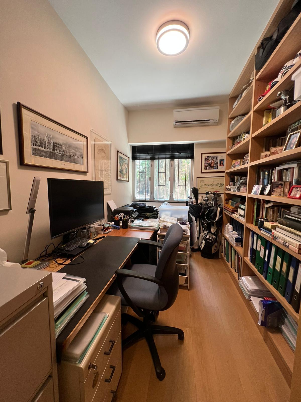 其中一個睡房改作書房用途,間隔較長但很實用。