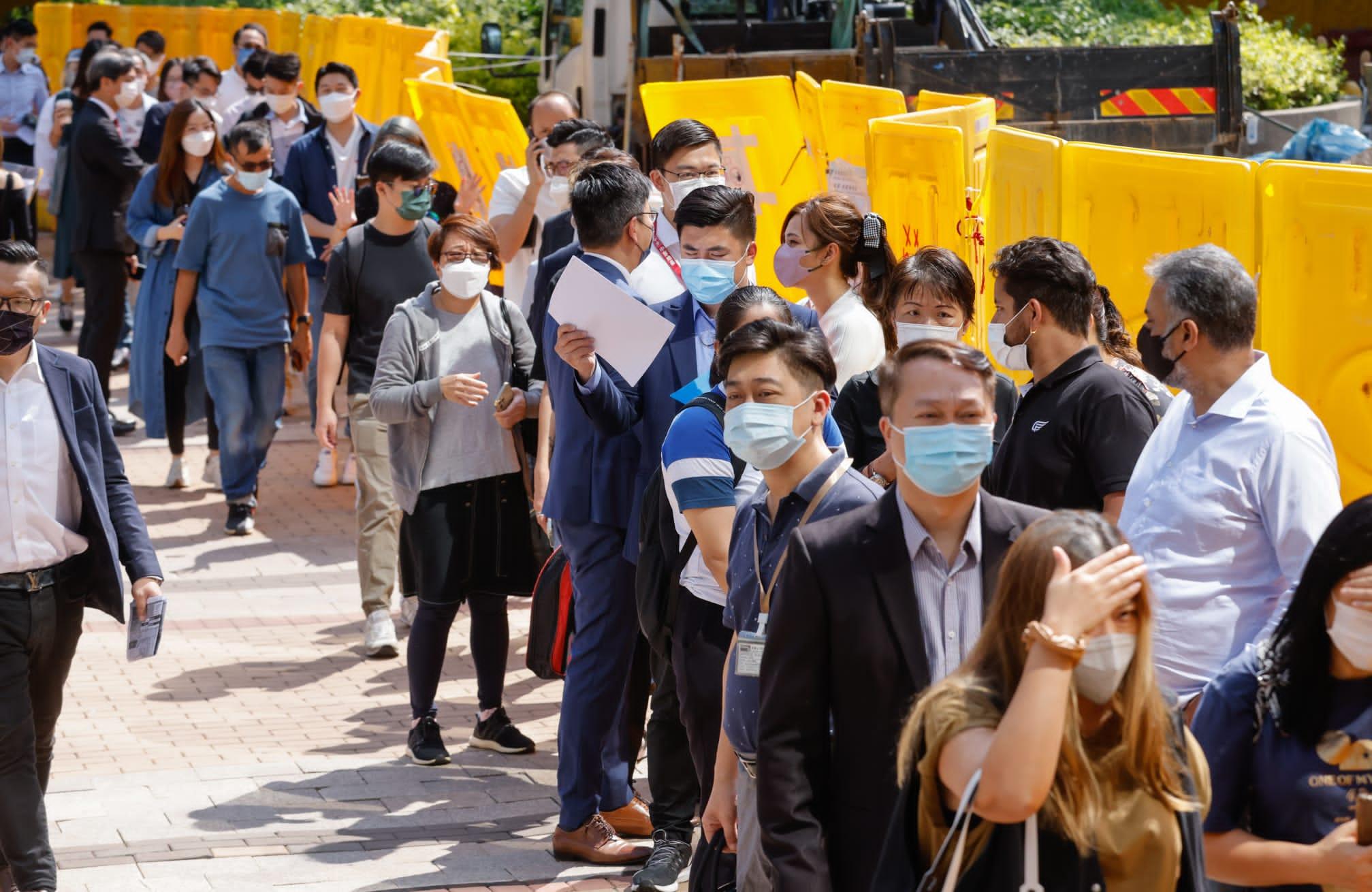 港鐵錦上路站新盤柏瓏 I 今日次輪銷售場面。(蘇文傑攝)