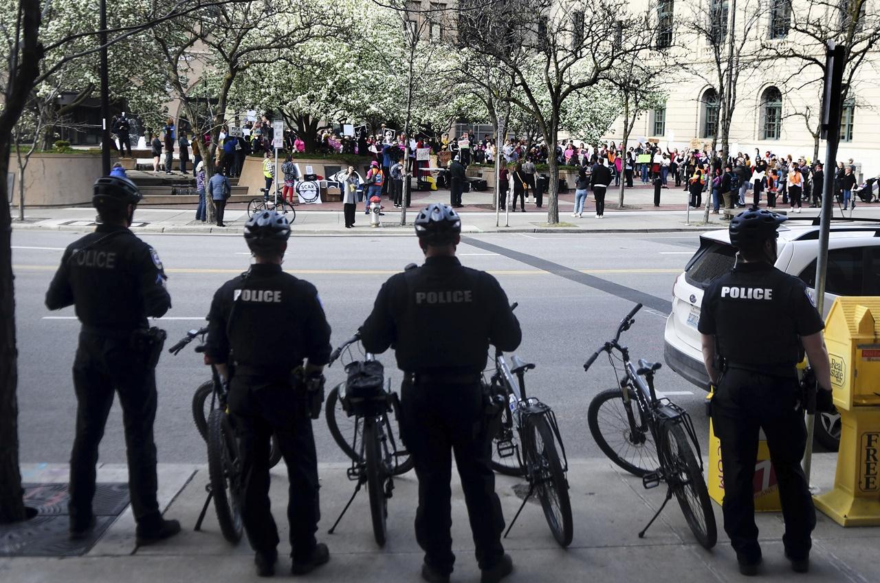 全美多處周二(3日)掀起正反兩派意見的示威。(AP)