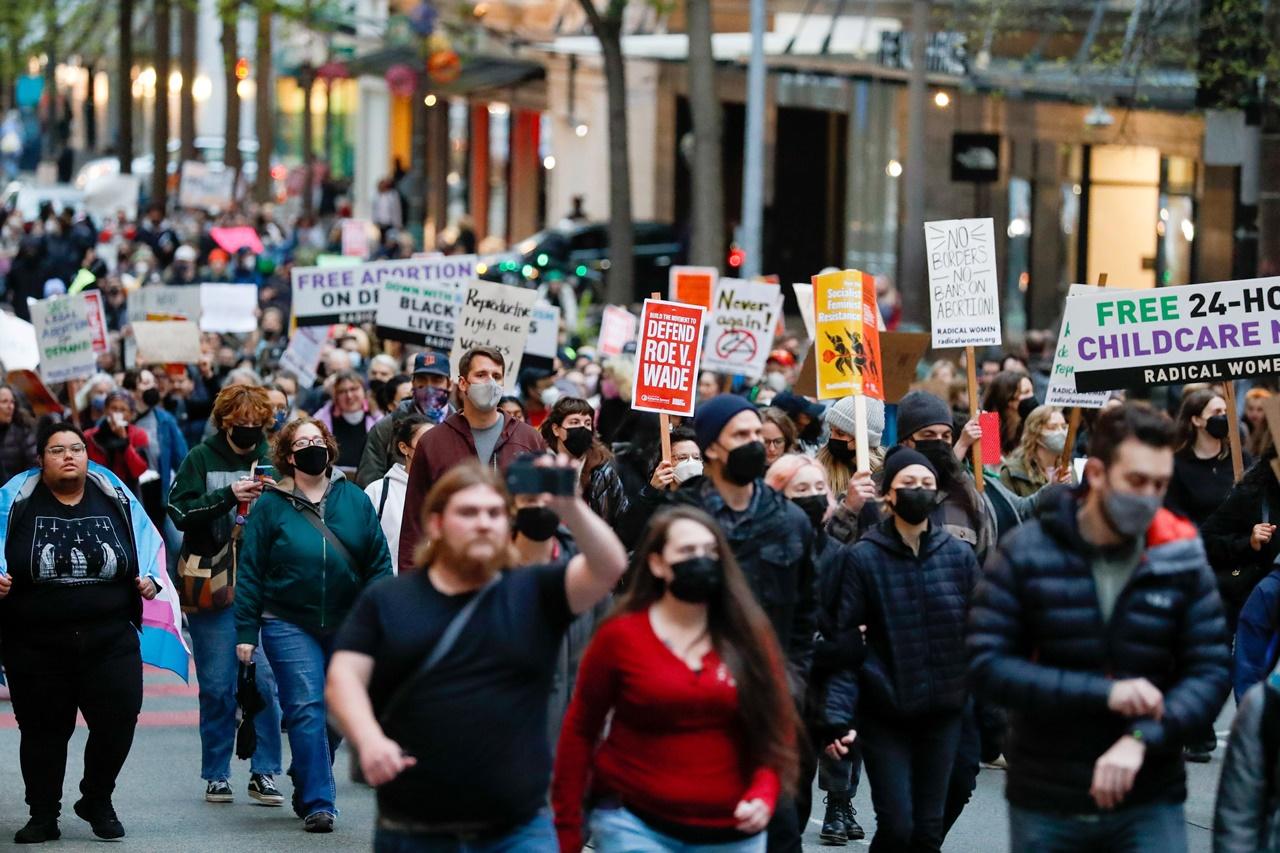 全美多處周二(3日)掀起正反兩派意見的示威。(AP)