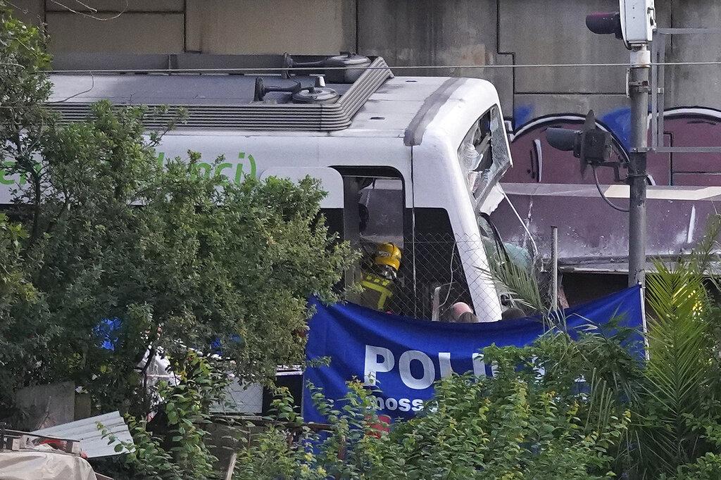 載貨列車部分車卡脫軌,與一列正駛出車站的客運列車迎頭相撞。(AP)
