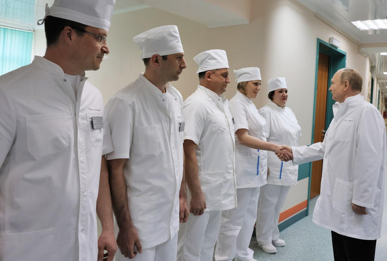 俄羅斯總統普京到訪莫斯科一間醫院,探望受傷的俄軍士兵。(AP)