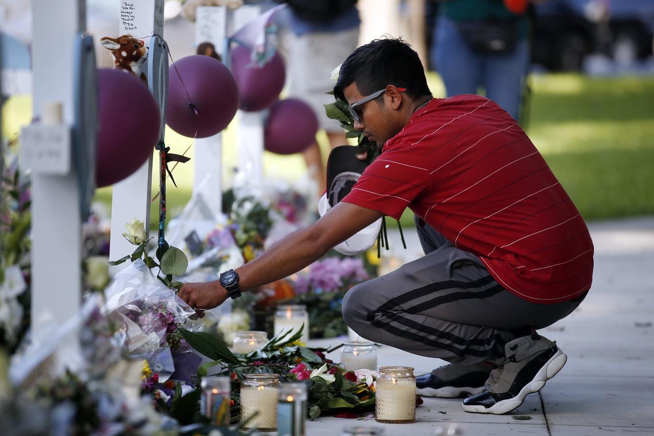 美國德州小學Robb Elementary School周二(24日)中午發生槍擊事件,18歲槍手拉莫斯(Salvador Ramos)持步槍射殺19名兒童和2名教師。(AP)