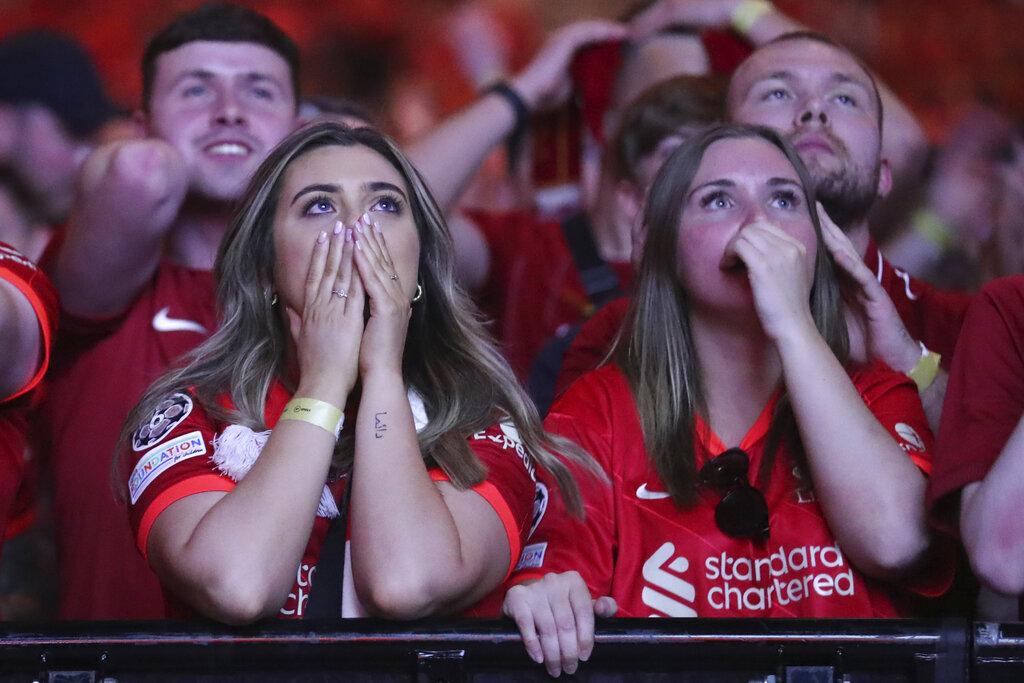 紅軍在上半場差點先開紀錄,球迷緊張萬分。(美聯社)