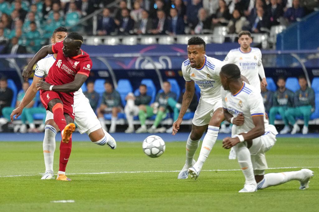 沙迪奧文尼的勁射被撲到再中柱。(美聯社)