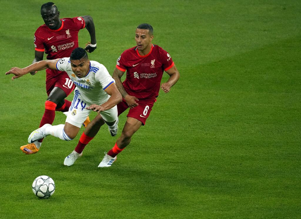 紅軍在前場不斷向皇馬施壓。(美聯社)