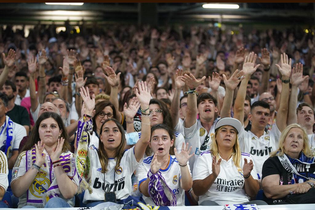 皇馬球迷為處於劣勢的愛隊打氣。(美聯社)
