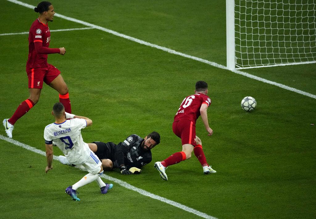 賓施馬上半場射破紅軍大門,但被判越位在先。(美聯社)