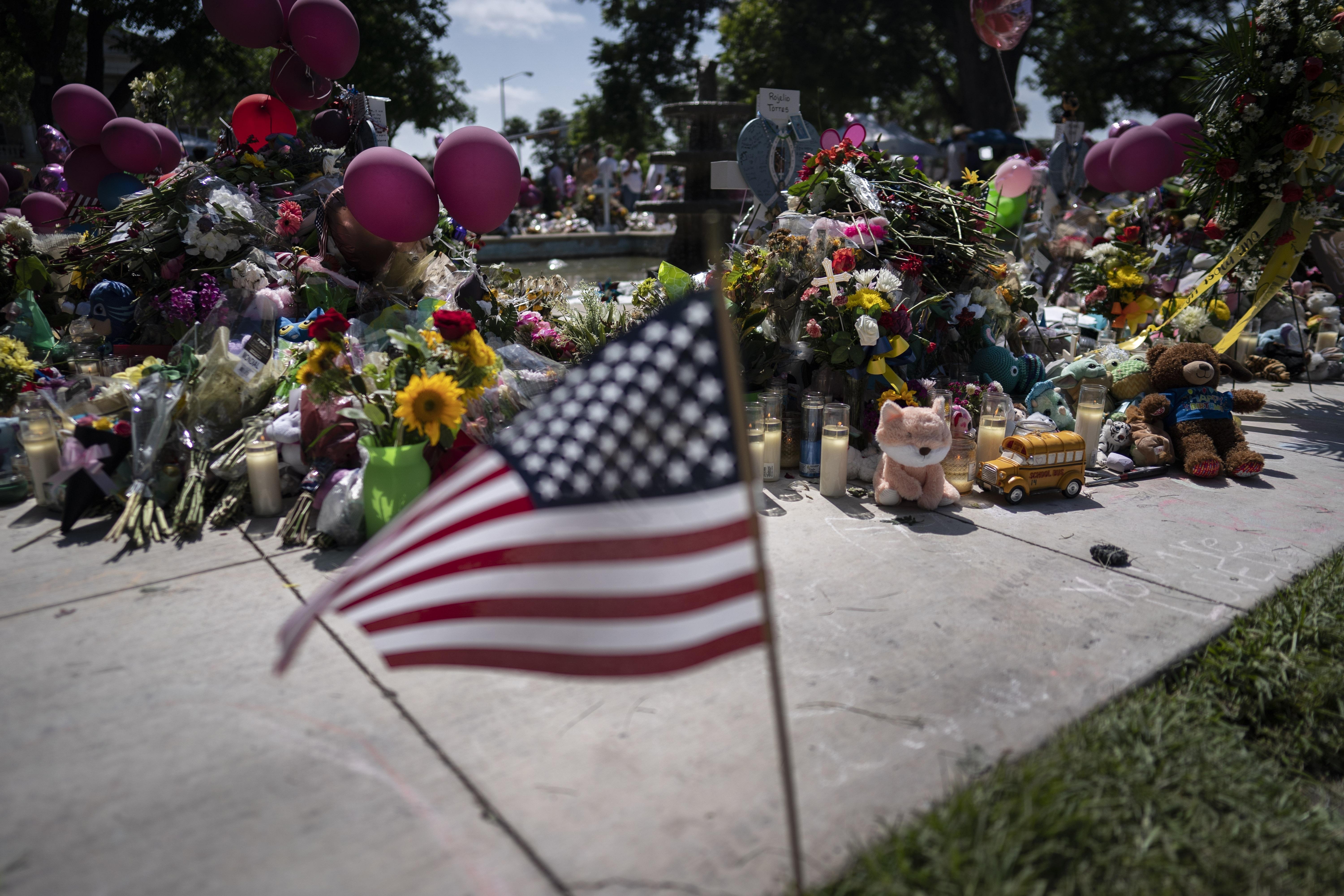 拜登夫婦悼念被殺的19名學童及2名教師。(AP)