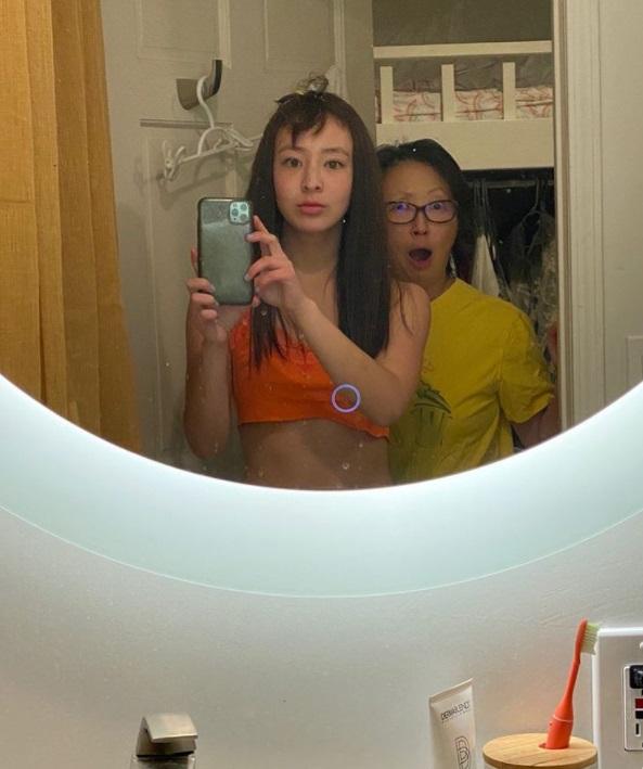 Aubrey的母親是韓裔諧星Amy Anderson,兩母女感情深厚。