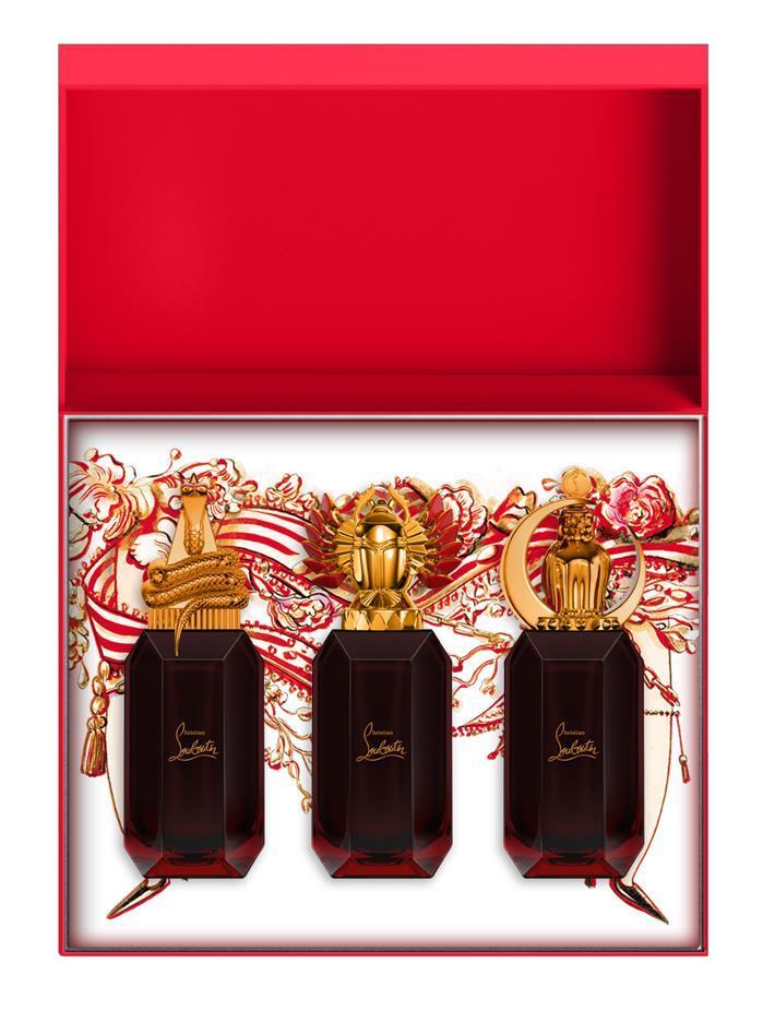 母親節2022禮物推介|CHRISTIAN LOUBOUTIN BEAUTY LOUBIWORLD 珍藏香水禮盒套裝 $1,320 包括3款靈感來自《奧德賽》奇幻故事的新品,採用其標誌性的品牌紅色包裝,並由Helene Tran設計插圖,每款迷你香水都搭配深酒紅色漆光玻璃瓶身及金色精緻瓶蓋。