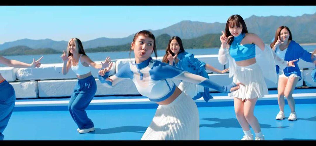 COLLAR新歌《Gotta Go!》配合廣告品牌,以藍白為主要色調。