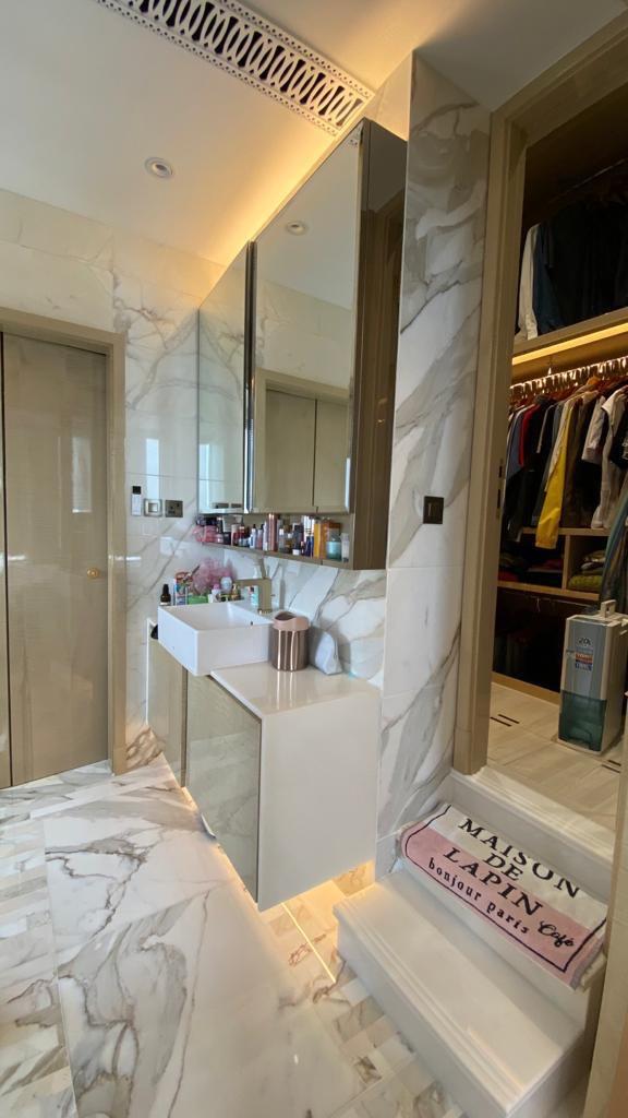 主人套房設有衣帽間,裝修精緻奢華,同時非常實用。