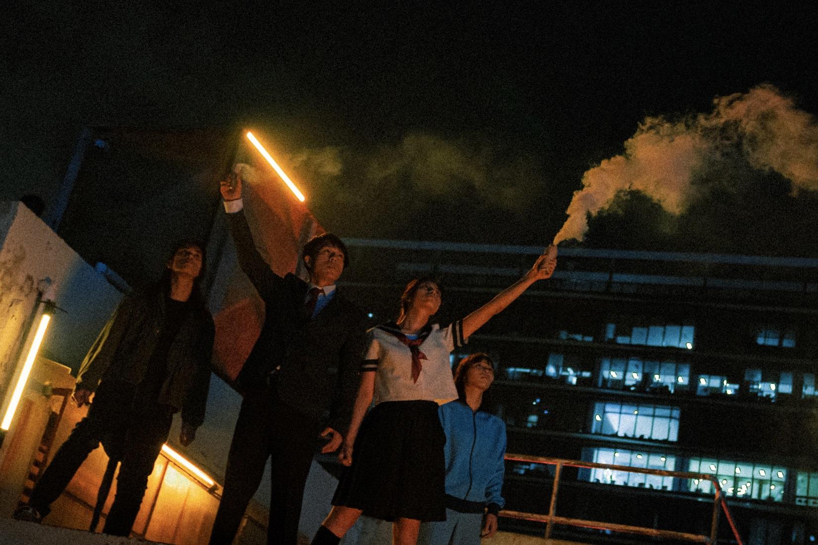 陳柏宇新歌《墜落》MV請來4位特技人扮演捍衛信念的年輕人。