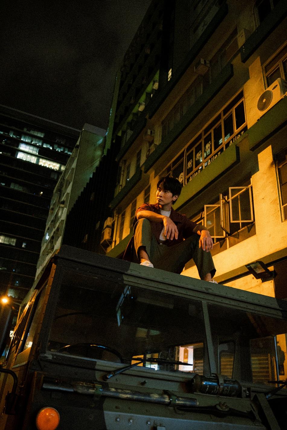 陳柏宇新歌《墜落》MV,出動全港唯一裝甲車拍攝。